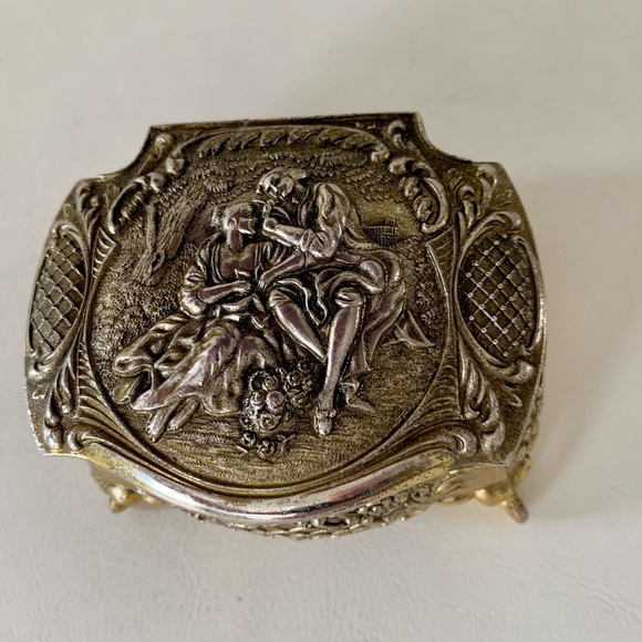 Vintage metal trinket jewelry box - Picture 2 of 12